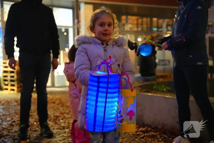 Kinderen vieren Sint Maarten in de St Josephkerk