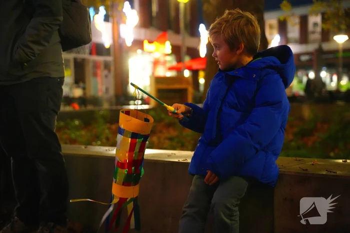 Kinderen vieren Sint Maarten in de St Josephkerk