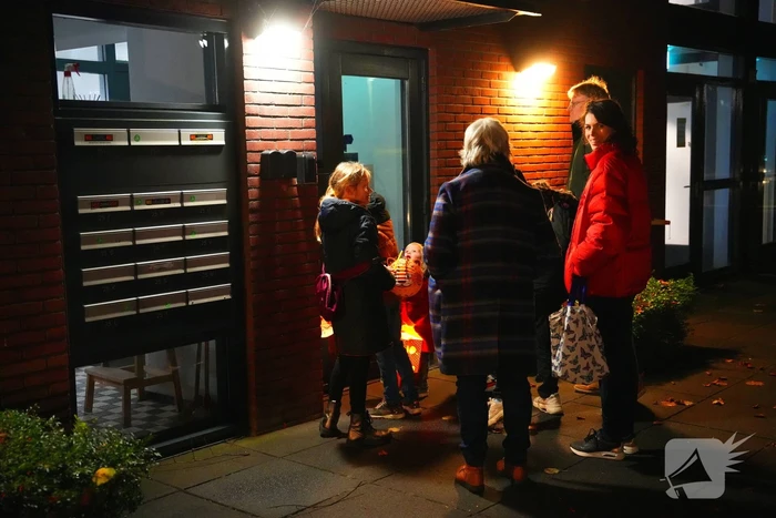 Kinderen vieren Sint Maarten in de St Josephkerk