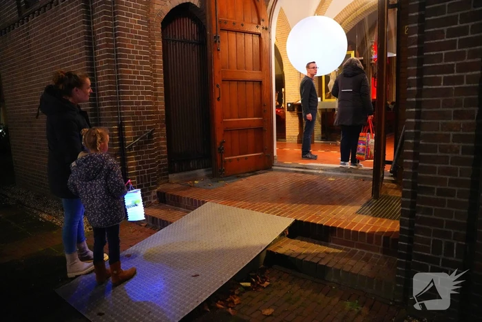 Kinderen vieren Sint Maarten in de St Josephkerk