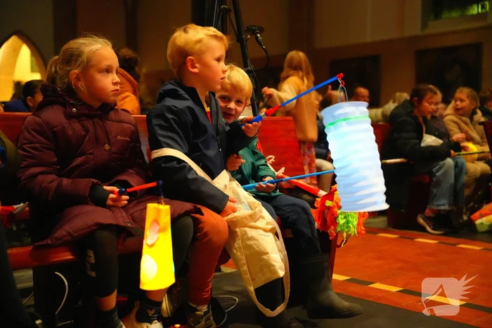 Kinderen vieren Sint Maarten in de St Josephkerk