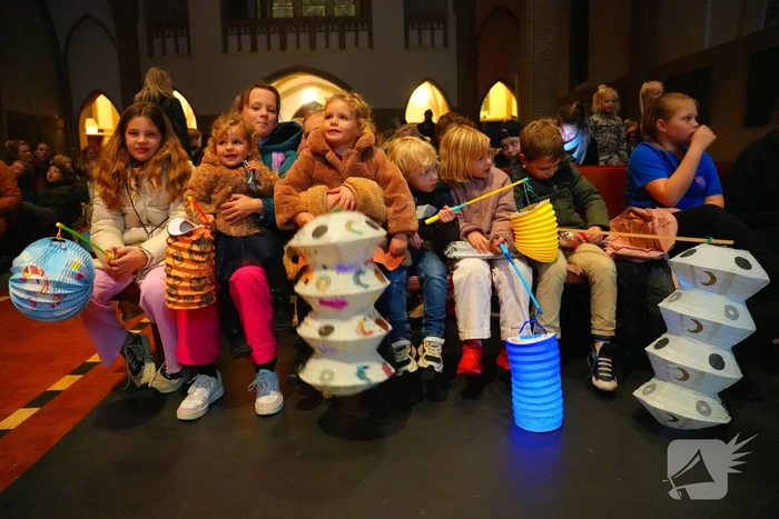 Kinderen vieren Sint Maarten in de St Josephkerk