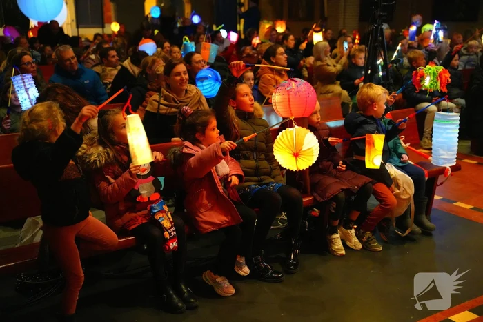 Kinderen vieren Sint Maarten in de St Josephkerk