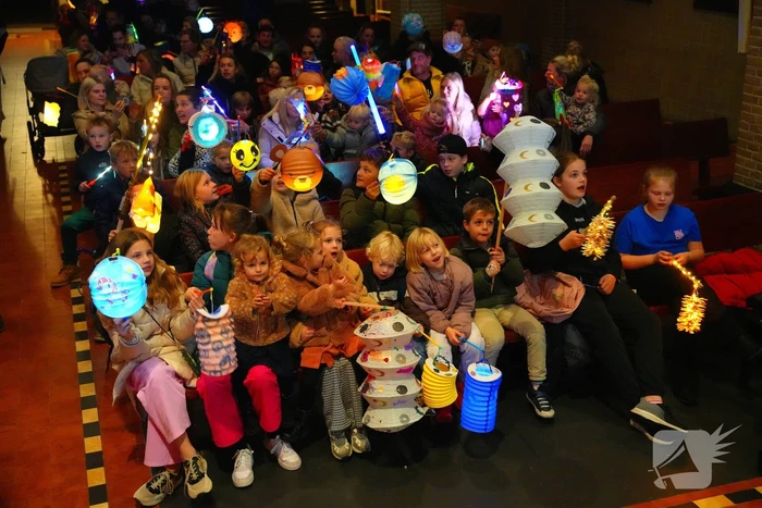 Kinderen vieren Sint Maarten in de St Josephkerk