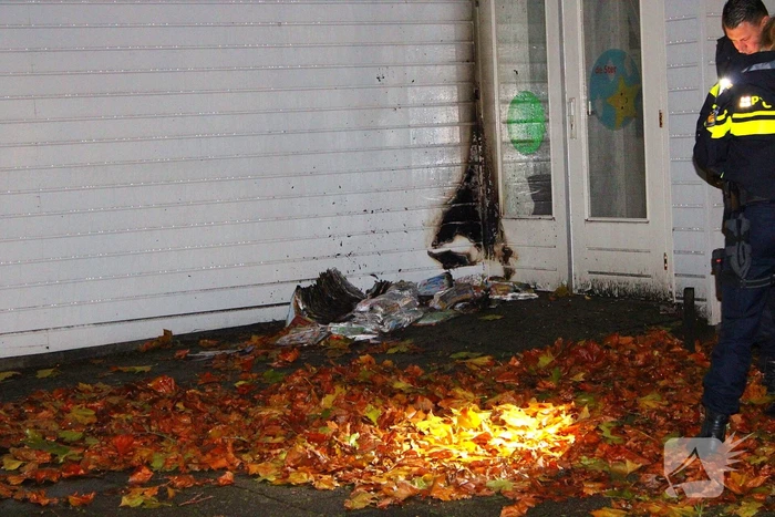 Brand in stapel reclamefolders tegen schoolgebouw