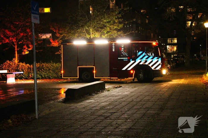 Brand in stapel reclamefolders tegen schoolgebouw