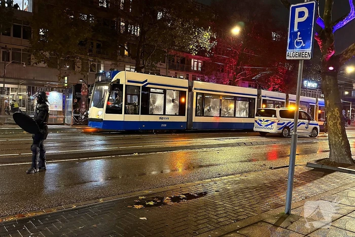 Tram in brand gestoken bij rellen