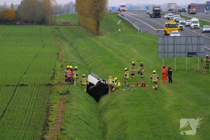 Automobiliste uit auto gehaald na crash vanaf snelweg