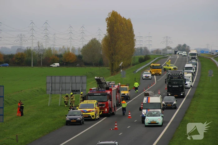 Automobiliste uit auto gehaald na crash vanaf snelweg