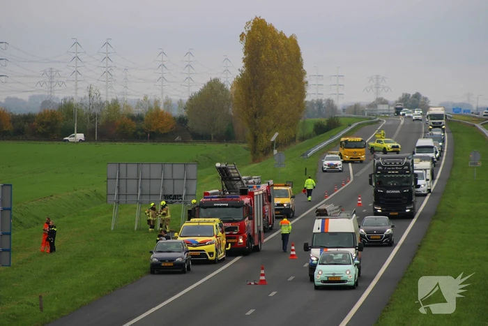 Automobiliste uit auto gehaald na crash vanaf snelweg