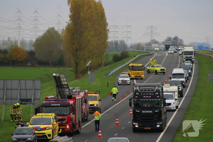 Automobiliste uit auto gehaald na crash vanaf snelweg