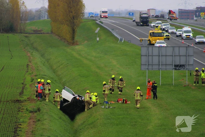 Automobiliste uit auto gehaald na crash vanaf snelweg