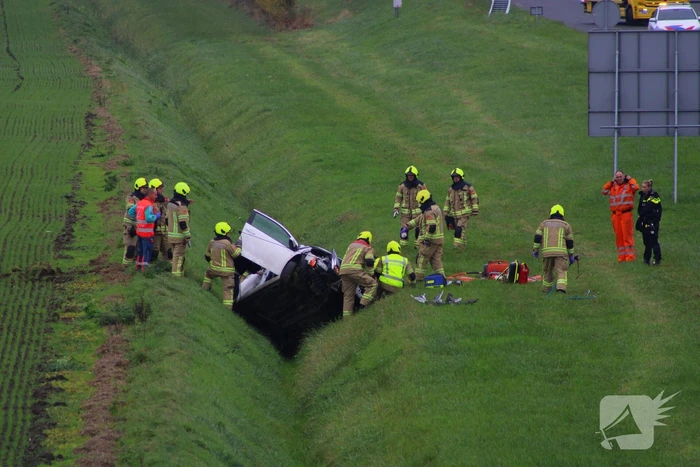 Automobiliste uit auto gehaald na crash vanaf snelweg