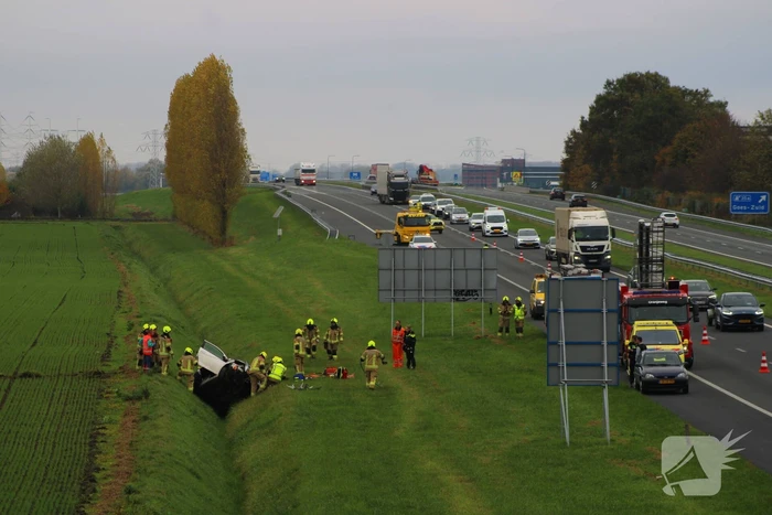 Automobiliste uit auto gehaald na crash vanaf snelweg