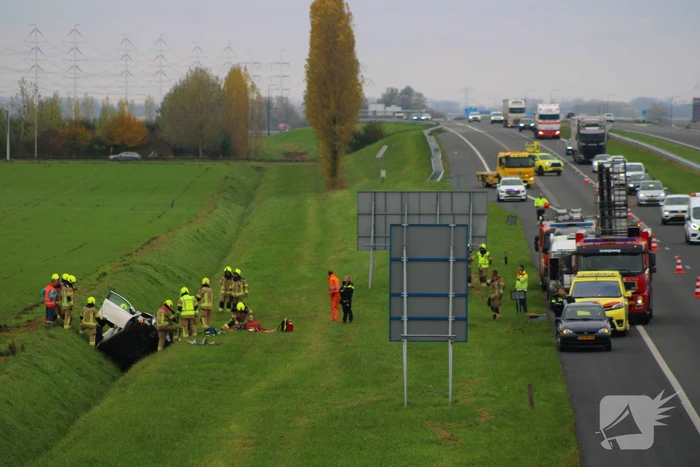 Automobiliste uit auto gehaald na crash vanaf snelweg