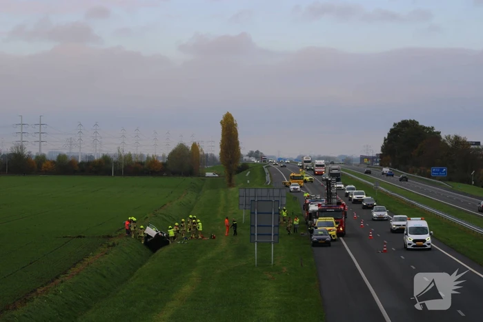 Automobiliste uit auto gehaald na crash vanaf snelweg