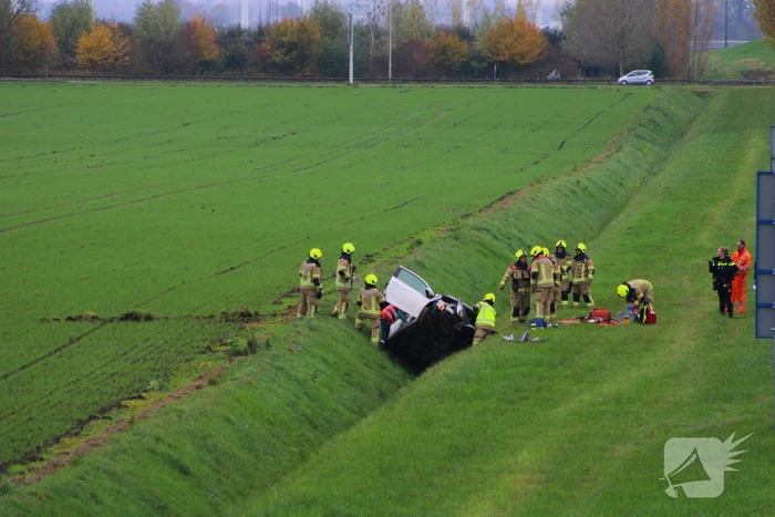 Automobiliste uit auto gehaald na crash vanaf snelweg