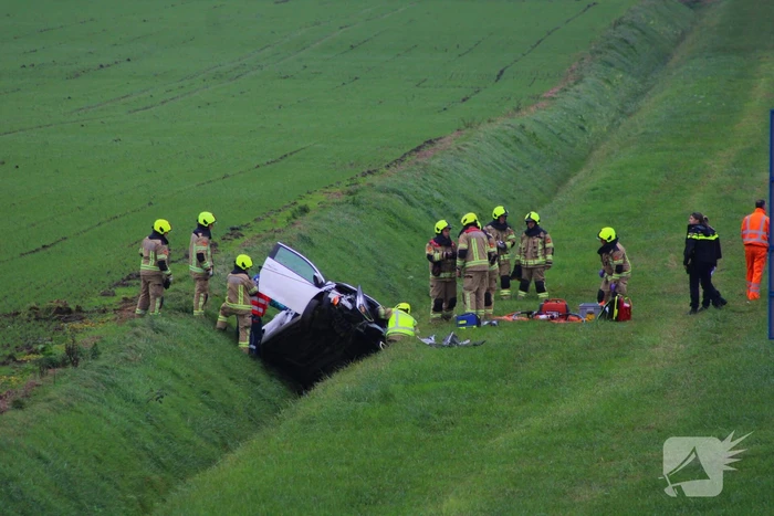 Automobiliste uit auto gehaald na crash vanaf snelweg