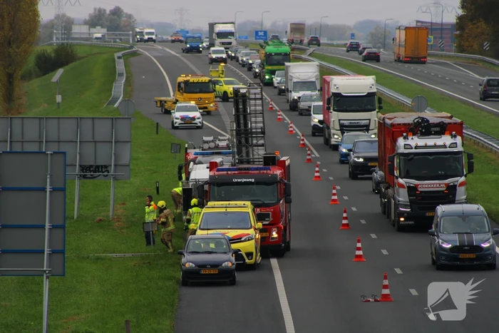 Automobiliste uit auto gehaald na crash vanaf snelweg