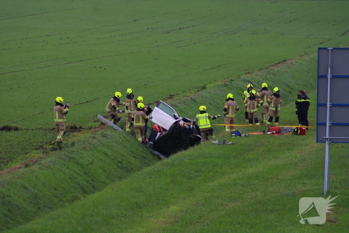 Automobiliste uit auto gehaald na crash vanaf snelweg