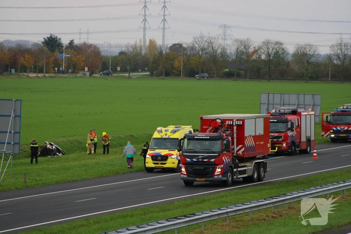 Automobiliste uit auto gehaald na crash vanaf snelweg