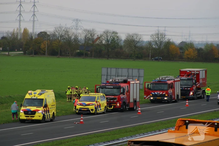Automobiliste uit auto gehaald na crash vanaf snelweg