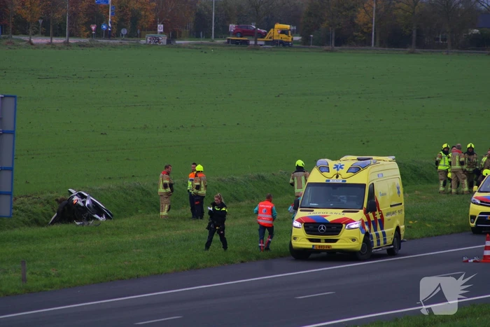 Automobiliste uit auto gehaald na crash vanaf snelweg