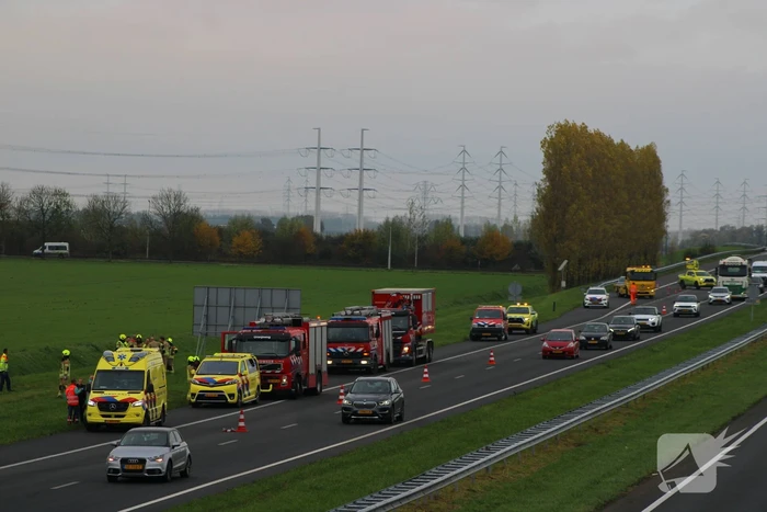 Automobiliste uit auto gehaald na crash vanaf snelweg