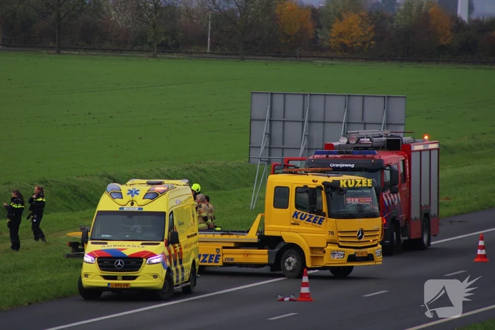 Automobiliste uit auto gehaald na crash vanaf snelweg