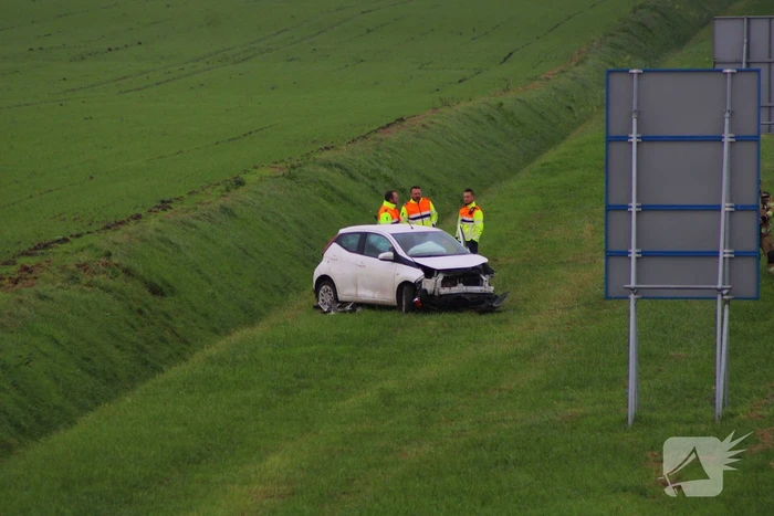 Automobiliste uit auto gehaald na crash vanaf snelweg