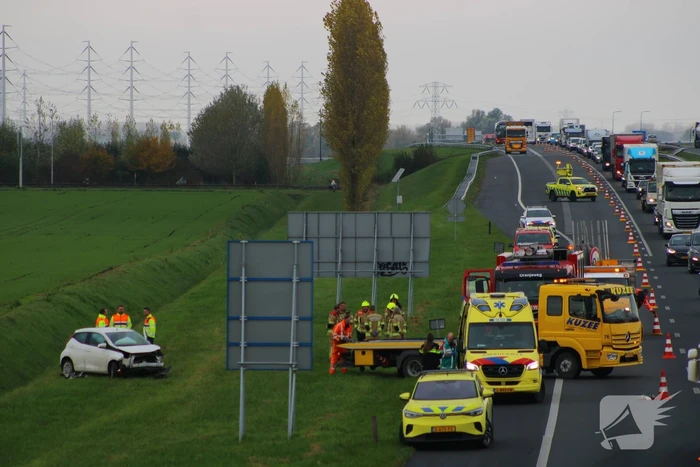 Automobiliste uit auto gehaald na crash vanaf snelweg