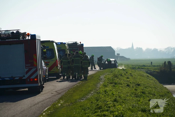 Persoon zwaargewond na brand in personenauto