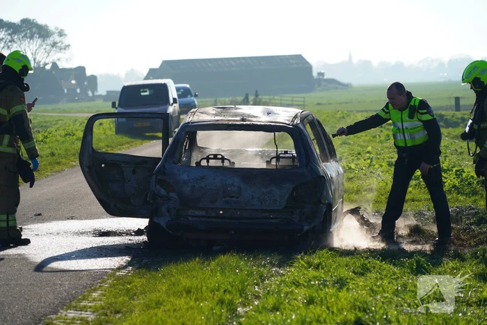 Persoon zwaargewond na brand in personenauto