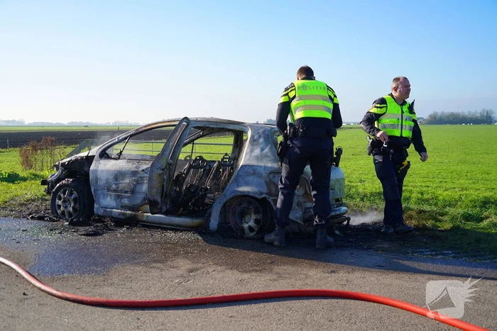 Persoon zwaargewond na brand in personenauto