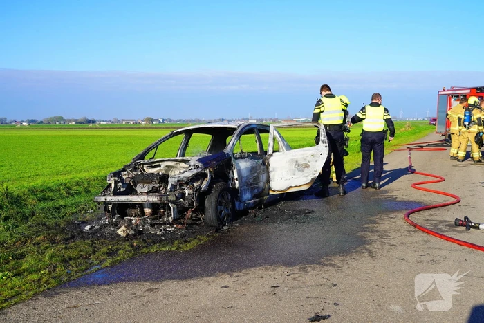 Persoon zwaargewond na brand in personenauto