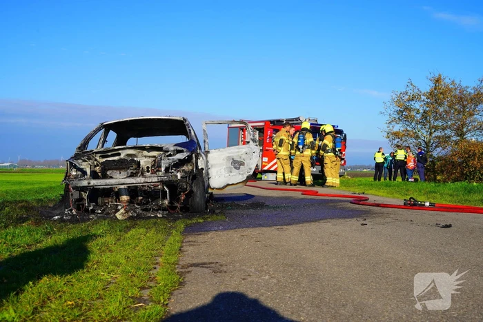 Persoon zwaargewond na brand in personenauto
