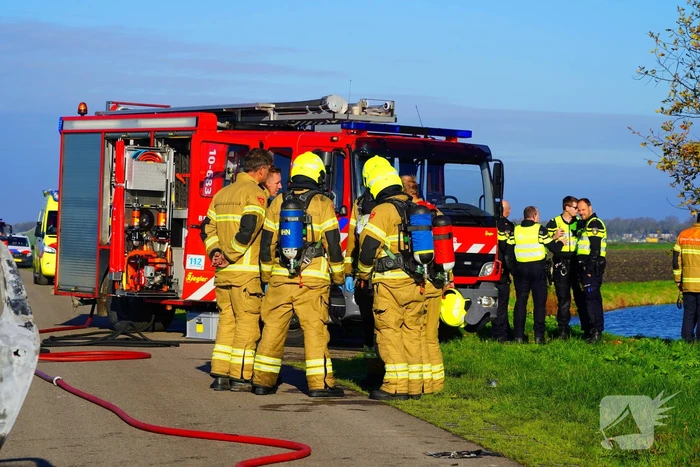Persoon zwaargewond na brand in personenauto