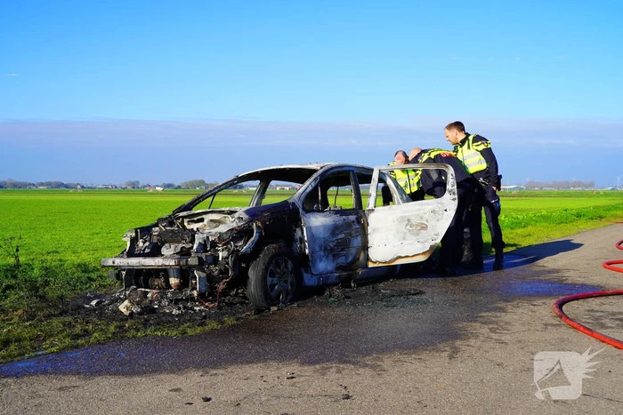 Persoon zwaargewond na brand in personenauto