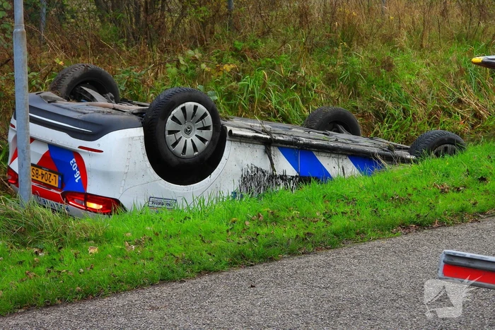 Politievoertuig belandt op de kop in sloot na achtervolging
