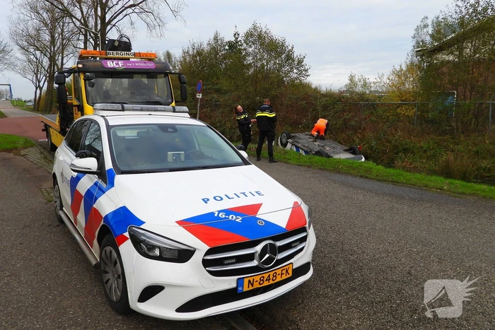 Politievoertuig belandt op de kop in sloot na achtervolging