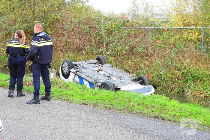 Politievoertuig belandt op de kop in sloot na achtervolging