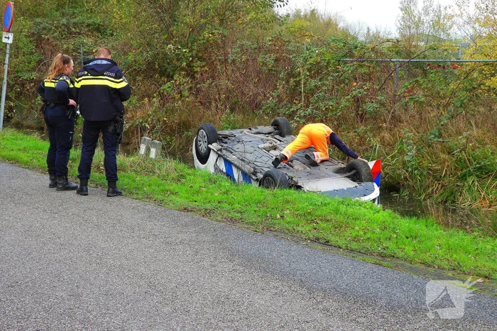 Politievoertuig belandt op de kop in sloot na achtervolging