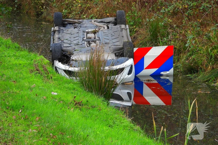 Politievoertuig belandt op de kop in sloot na achtervolging