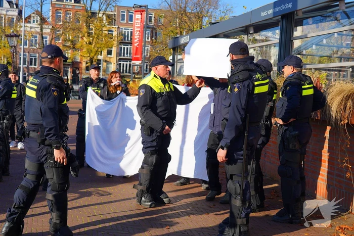 Tien activisten aangehouden bij protest