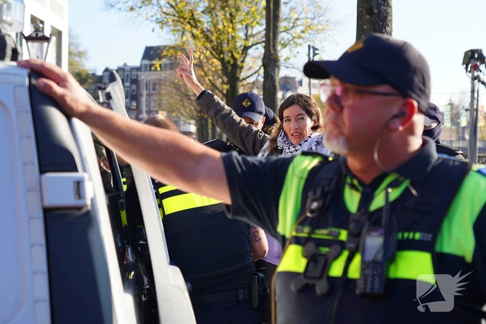 Tien activisten aangehouden bij protest