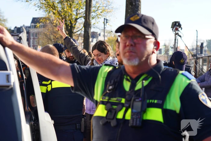 Tien activisten aangehouden bij protest