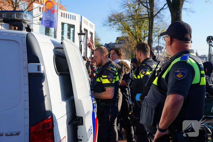 Tien activisten aangehouden bij protest