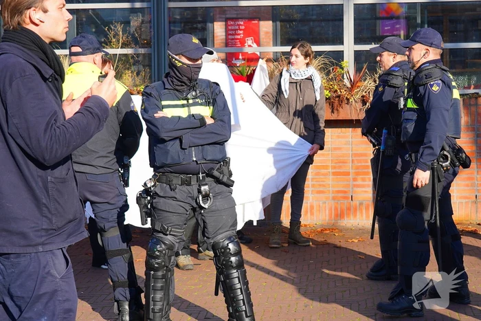 Tien activisten aangehouden bij protest