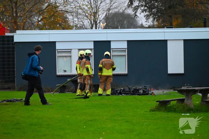 Scooter volledig uitgebrand naast pand