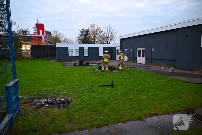 Scooter volledig uitgebrand naast pand